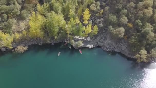 Kuş Gözü Kachura Gölü Kıyısı Boyunca Demirlemiş Teknelerin Yükselen Manzarası — Stok video