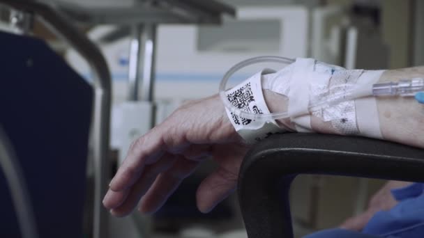 Zbliżenie Ręki Starszego Pacjenta Szpitalu Liniami Dożylnymi Bransoletkami Szpitalnymi Jako — Wideo stockowe