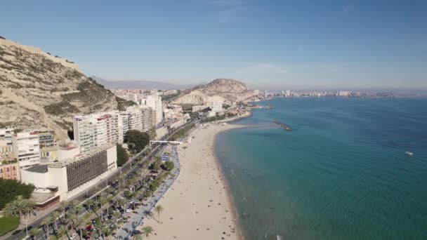 Turisté Opalování Těší Pláž Pobřeží Costa Brava Městský Přístav Alicante — Stock video