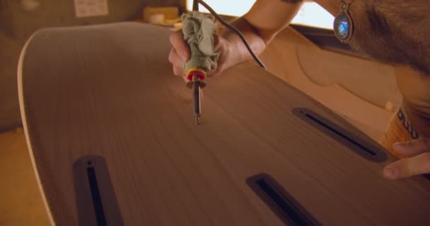 木彫りだ カーペンターの手はキーゼルを使う 仕事中にプロを彫る上級木材 木彫りの道具を扱う男 — ストック動画