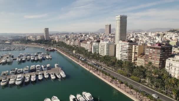 Boten Verankerd Alicante Toeristische Haven Met Stadsgezicht Spanje Luchtzijde Zijdelings — Stockvideo