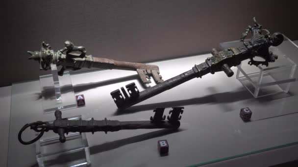 Hıristiyan Müzesinde Eski Büyük Metal Anahtarlar — Stok video