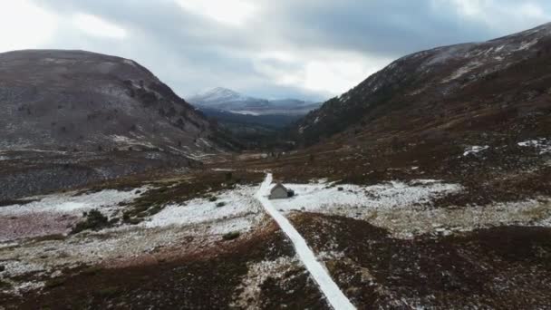 イギリスのスコットランド グレーンス近くの雪の丘や山の壮大な空中撮影 — ストック動画