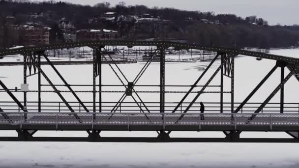 Silhueta Contra Neve Branca Fresca Homem Atravessa Ponte Alta Arcola — Vídeo de Stock