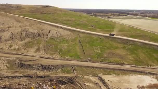 Truk Sampah Industri Mengangkut Tanah Tempat Pembuangan Sampah Pandangan Drone — Stok Video