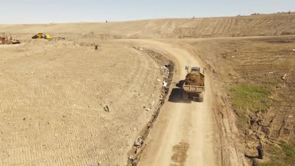 Vrachtwagen Die Bodem Vervoert Het Stortterrein Voor Bereiden Luchtfoto Drone — Stockvideo