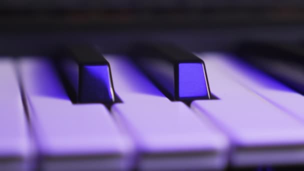 Närbild Två Svarta Tangenter Ett Synthesizer Tangentbord Flytta — Stockvideo