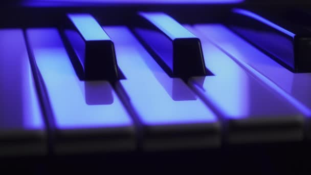 Primo Piano Dei Tasti Una Tastiera Sintetizzatore Angolo Basso Movimento — Video Stock
