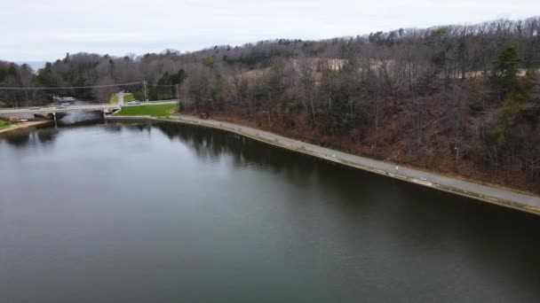 Ponte Sul Lago Mona Nel Parco Del Lago Harbor Tramite — Video Stock