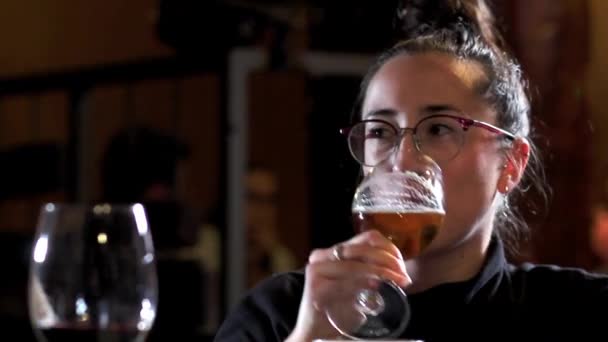 Mujer Joven Con Anteojos Asiste Discurso Mientras Bebe Una Cerveza — Vídeos de Stock