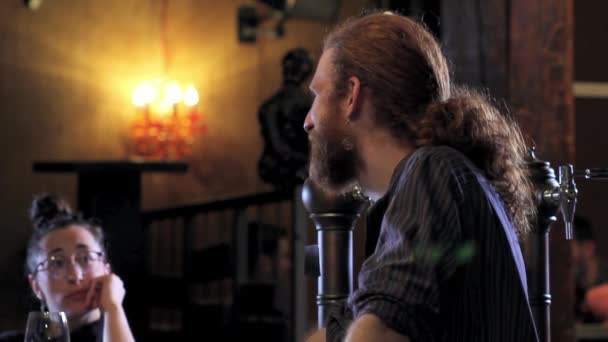 Ganteng Berjenggot Bartender Tertawa Dan Senang Bekerja Sebuah Pub — Stok Video