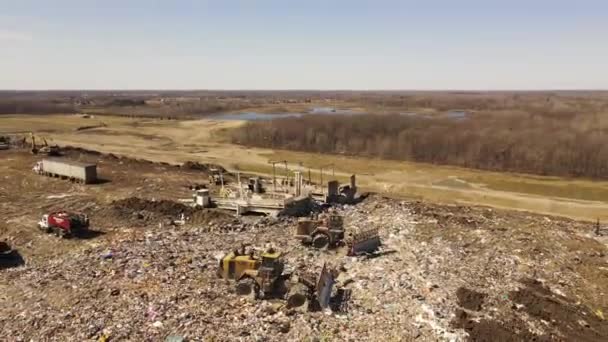 Endüstriyel Kazıcılar Çöpleri Toprak Hava Manzarası Ile Kaplamak Için Çöp — Stok video