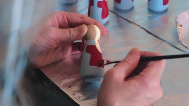 手工制造红漆玩具娃娃的第一人称视图 — 图库视频影像