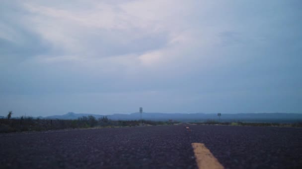 Västra Texas Highway Vid Blue Hour Vänster Till Höger Dolly — Stockvideo