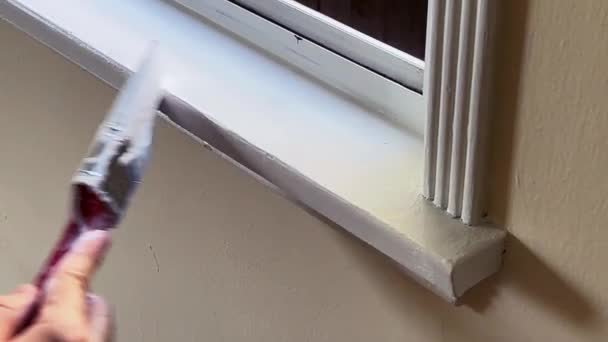 Pinsel Zum Auftragen Weißer Farbe Auf Fensterbeschläge Fenster Öffnen Pinsel — Stockvideo