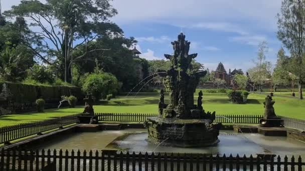 印度尼西亚巴厘岛印度教圣殿前的绿色公园中的喷泉 Taman Ayun — 图库视频影像