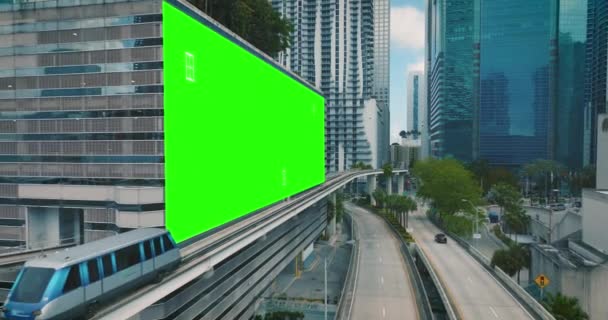 Pociąg Miejski Przejeżdżający Przez Zieloną Ścianę Zastępczą Ekranu Nowoczesnym Mieście — Wideo stockowe