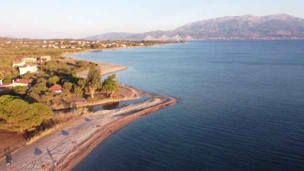 Kustlijn Naar Rio Antirio Brug Tussen Griekenland Vasteland Peloponnesos Luchtfoto — Stockvideo