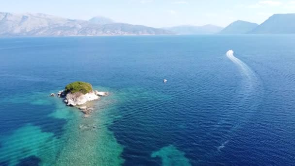 ギリシャのレフカダ州メガニシ島近くのリーフ島と小さな島へのボート — ストック動画