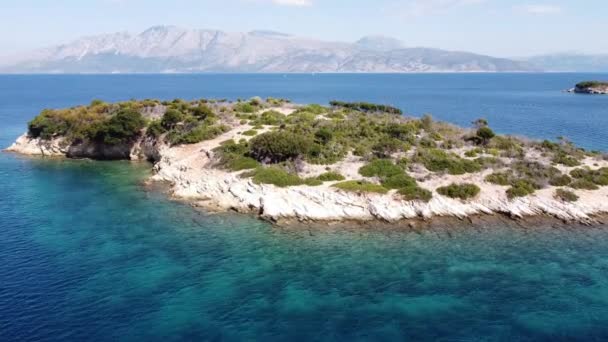 ギリシャレフカダ州メガニシ近くのイオニア海の小さな無人島 — ストック動画