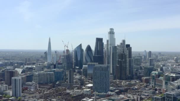 Dolly Εμπρός Drone Γυρίστηκε Προς City London Ουρανοξύστες — Αρχείο Βίντεο