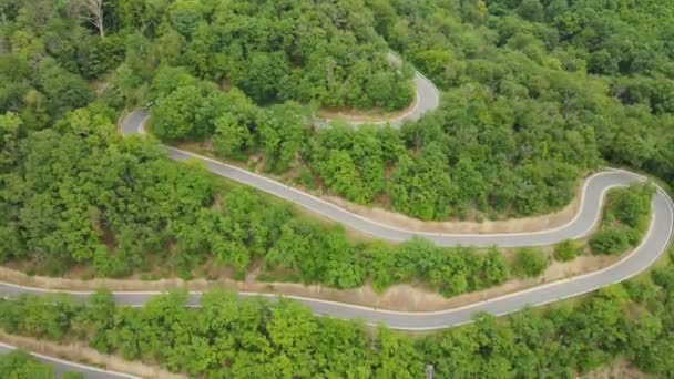 Velký Karavan Sjíždějící Úzkou Klikatou Horskou Cestou Několika Výhybkami Slunečného — Stock video