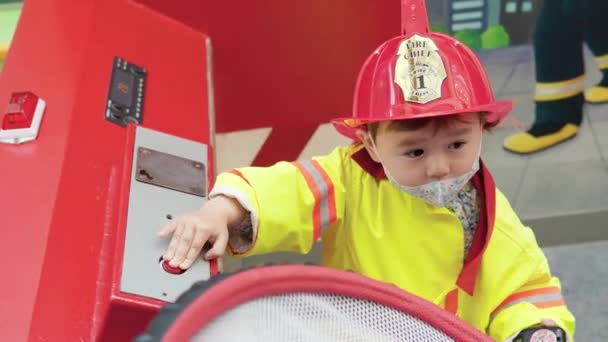 Ragazza Anni Costume Pompiere Gyeonggi Children Museum Corea Del Sud — Video Stock