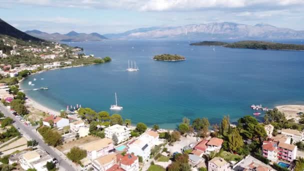 Nidri Bay Boats Small Madouri Island Lefkada Greece Aerial Forward — ストック動画