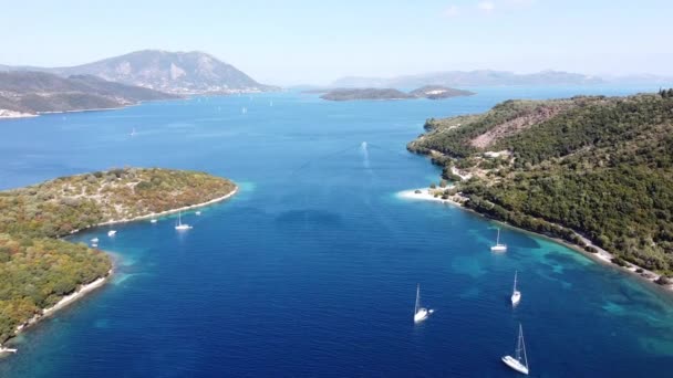Hajók Vitorlázás Jón Szigeteken Meganisi Nidri Közelében Lefkada Görögország Aerial — Stock videók