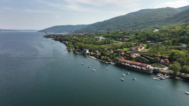 Aerial Powolny Orbita Strzał Nad Lago Maggiore Zielony Wzgórze Brzeg — Wideo stockowe