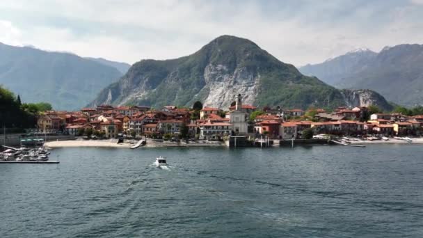 Petite Poupée Aérienne Prise Vue Une Belle Villa Bout Lac — Video