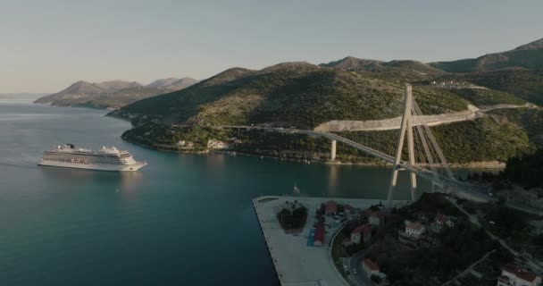 Αεροσκάφος Drone Seaside Cable Bridge Και Κρουαζιερόπλοιο Στο Ντουμπρόβνικ Κροατικό — Αρχείο Βίντεο