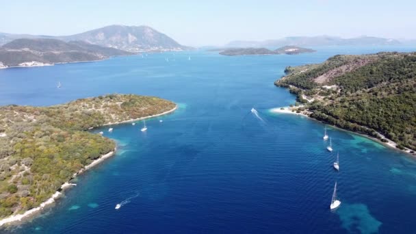 ギリシャのレフカダ州ニドリ島とメガニシ島近くのイオニア諸島を航行するボート — ストック動画