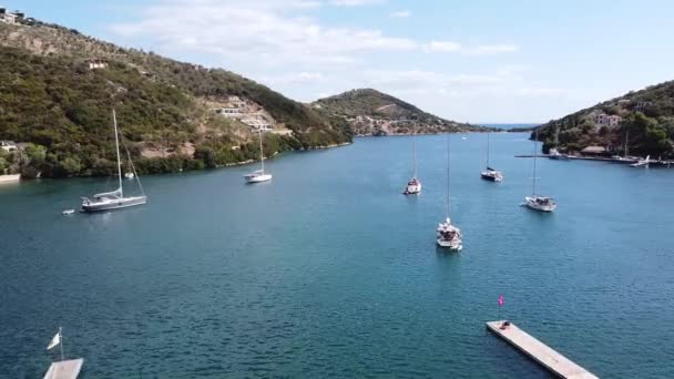 Drijvende Zeilboten Mikros Gialos Lefkada Island Griekenland Luchtfoto — Stockvideo