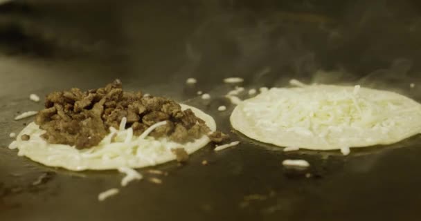 Cocinar Gringas Tortilla Con Carne Queso — Vídeos de Stock