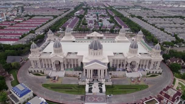在金边南部一个全新的Borey的空中景观中 一座大宫殿看起来像是白宫和梵蒂冈的混合体 将用于柬埔寨的集会和婚礼 — 图库视频影像