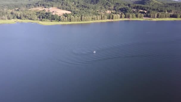 Drone Messze Boat Egy Gyönyörű Nyári Napon Cottage Grove Lake — Stock videók