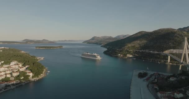 Drone Aéreo Sobre Porto Cénico Dubrovnik Croácia Com Navio Cruzeiro — Vídeo de Stock