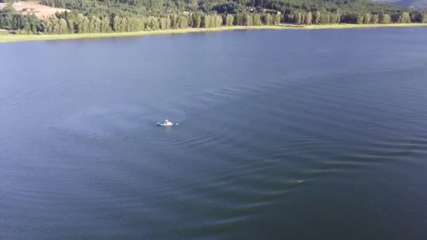 Drone Weg Naar Boat Een Mooie Zomerdag Bij Cottage Grove — Stockvideo