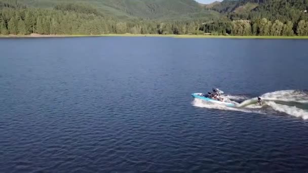 Drónkövetés Mellett Virrasztás Szörfös Csónak Cottage Grove Lake Oregon — Stock videók