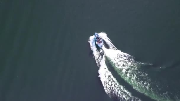 Drone Hovering Boat Wake Surfer Tow Cottage Grove Lake Oregon — Vídeos de Stock