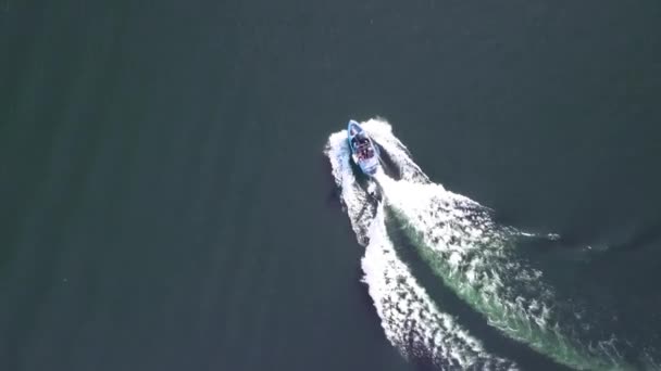 Drone Hovering Boat Wake Surfer Tow Cottage Grove Lake Oregon — Stockvideo