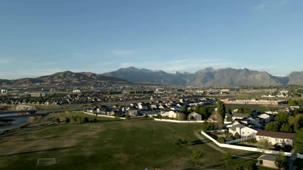 Comunidade Suburbana Com Edifícios Escritórios Sopé Das Montanhas Rio Vale — Vídeo de Stock