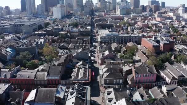 Descida Aérea Inclinação Para Cima Tiro Bourbon Street Bairro Francês — Vídeo de Stock