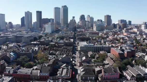 Odwrócony Strzał Powietrza Bourbon Street Ciągu Dnia Francuskiej Dzielnicy Nowego — Wideo stockowe