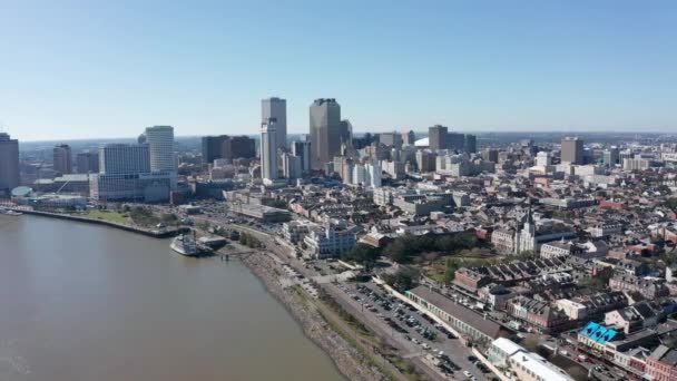 Tembakan Panning Udara Yang Lebar Dari New Orleans Sepanjang Sungai — Stok Video