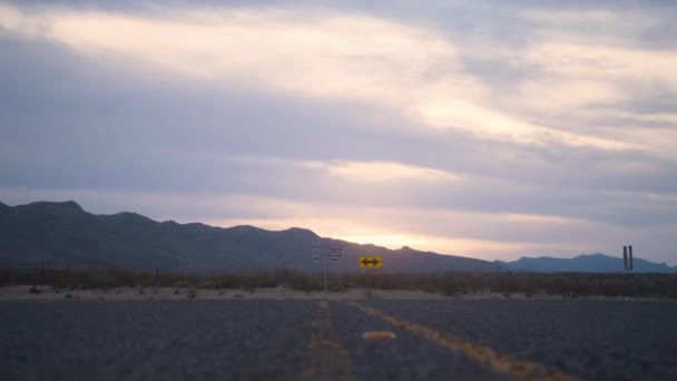 West Texas Mountain Sunset Med Låg Vinkel Glida Över Motorväg — Stockvideo