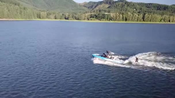 Drone Követés Szorosan Mellett Ébrenlét Szörfös Csónak Cottage Grove Lake — Stock videók