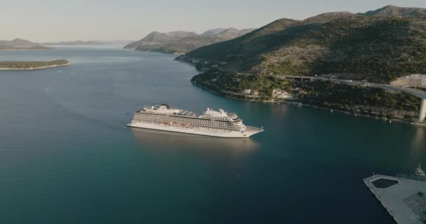 Scenic Flyover Cruise Ship Dubrovnik Kroatië Mountainside Harbor Aerial Drone — Stockvideo