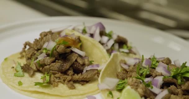 Añadir Salsa Picante Los Tacos Comida Mexicana — Vídeo de stock